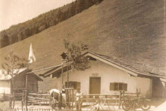 Aschau-im-Chiemgau-Maisalm-bewirtschaftet-von-Peter-Scheck-um-1930-hochf