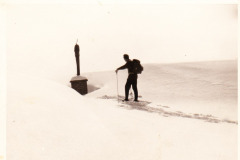 Grassau-Piesenhausener-Hochalm-mit-Kampenwandblick-im-Winter