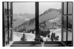 Priener-Huette-1936-mit-Blick-auf-die-schneebedeckten-Berge