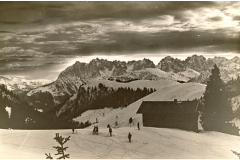 Priener-Huette-am-Geigelstein-1920-1936-Skifahrer-im-Winter