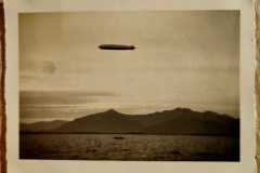 30er-Jahren-Zeppelin-ueber-dem-Chiemsee-im-Hintergrund-die-Hochplatte-und-Kampenwand