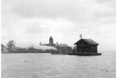 Chiemsee-1931-wurde-mit-der-DS-Siegfried-ein-Blockhaus-auf-die-Fraueninsel-geschleppt