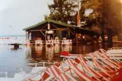 Chiemsee-Hochwasser-Juli-81.-Uebersee-Feldwies-alter-Kiosk