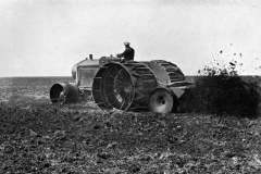 Chiemsee-zwischen-1902-und-1904-senkte-man-den-Seespiegel-um-70-cm-ab.-Lanz-Bulldog-mit-Breitreifen-bei-der-Bewirtschaftung-der-trockengelegten-Flaechen-1912