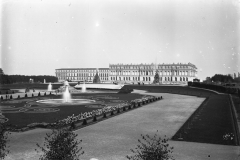 Herrenchiemsee-Schloss-noch-mit-Seitenfluegel-der-1907-abgerissen-wurde-1880-1900-a