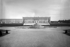 Herrenchiemsee-Schloss-noch-mit-Seitenfluegel-der-1907-abgerissen-wurde-1880-1900-b