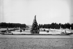 Herrenchiemsee-Schloss-noch-mit-Seitenfluegel-der-1907-abgerissen-wurde-1880-1900-c