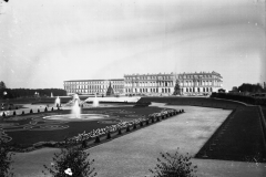 Herrenchiemsee-Schloss-noch-mit-Seitenfluegel-der-1907-abgerissen-wurde-1880-1900-d