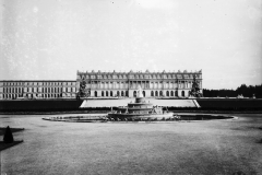 Herrenchiemsee-Schloss-noch-mit-Seitenfluegel-der-1907-abgerissen-wurde-1880-1900