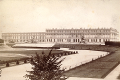 Herrenchiemsee-Schloss-noch-mit-Seitenfluegel-der-1907-abgerissen-wurde-1888