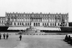 Herrenchiemsee-Schloss-noch-mit-Seitenfluegel-der-1907-abgerissen-wurde-1890