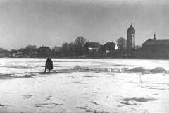 Mann-auf-zugefrorenem-Chiemsee-Blick-zur-Fraueninsel-1929-b